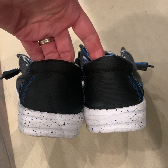 Boys Hey Dude Wally shoes size 4, great condition - Picture 2 of 5